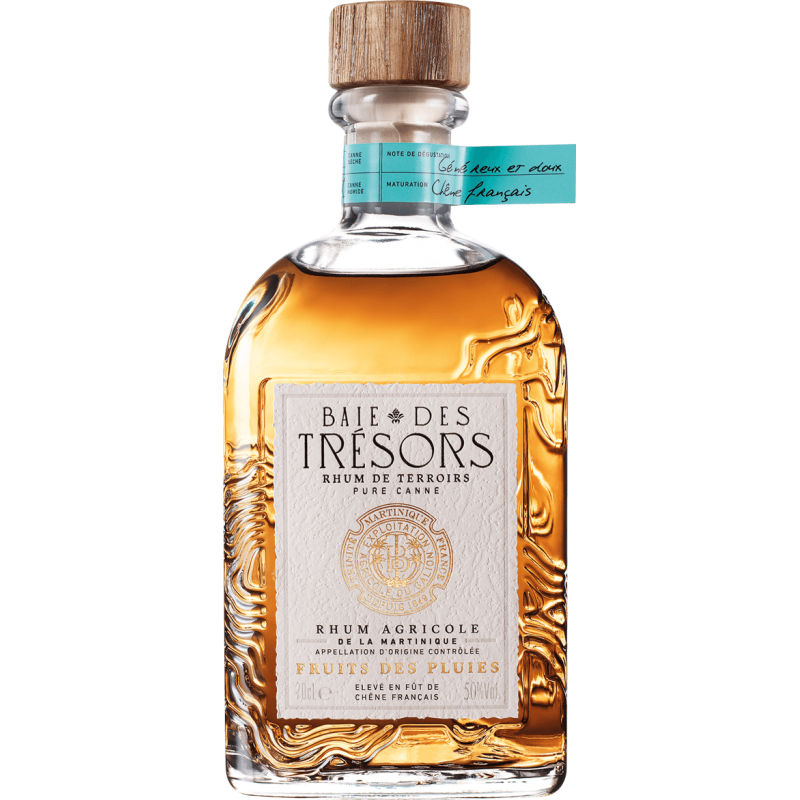 Photographie d'une bouteille de rhum baie des trésors fruits des pluies